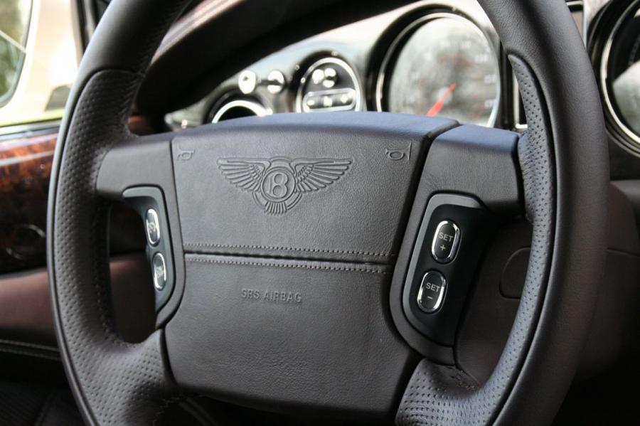 Детали интерьера Bentley Brooklands 2009 года  (NA) (фото 31 из 55)